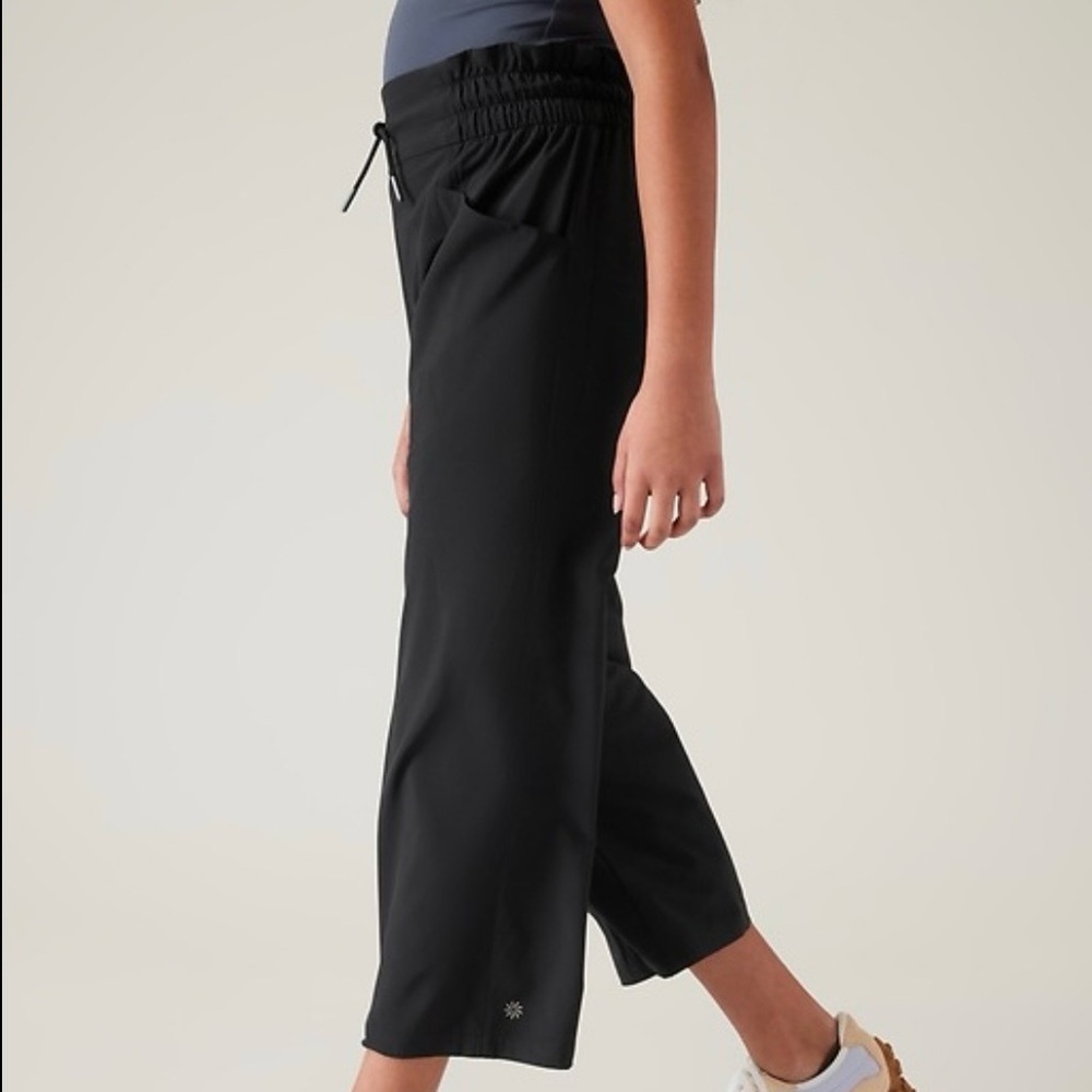 Athleta Girl In The Clouds Capri Pants in Black Girls size 14 size XL Pull On